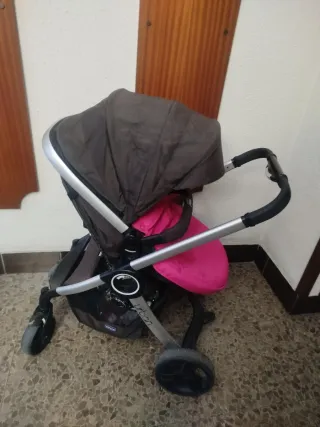 Cochecito de bebé rosa y gris tiene dos funda