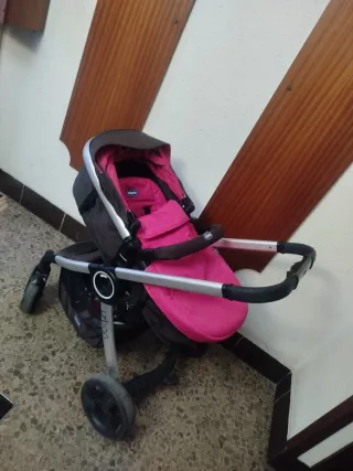 Cochecito de bebé rosa y gris tiene dos funda