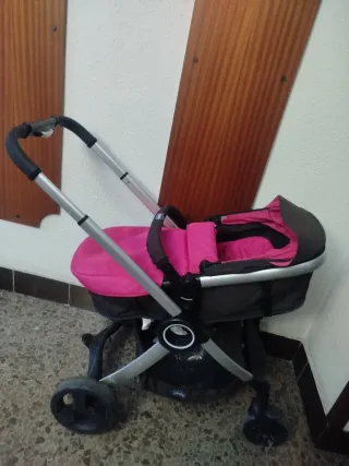 Cochecito de bebé rosa y gris tiene dos funda