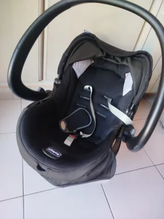 Cochecito de bebé rosa y gris tiene dos funda