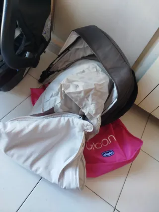 Cochecito de bebé rosa y gris tiene dos funda