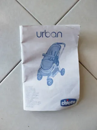 Cochecito de bebé rosa y gris tiene dos funda