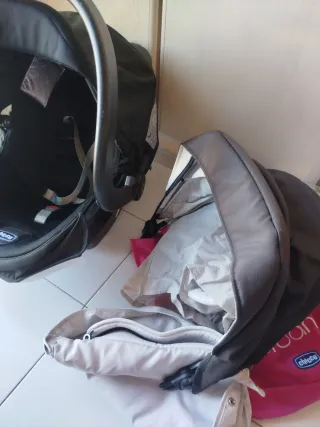 Cochecito de bebé rosa y gris tiene dos funda