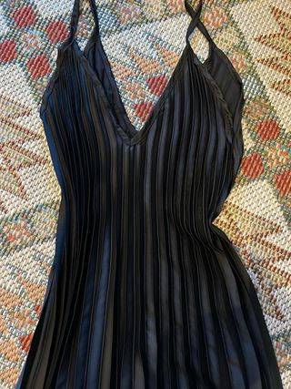 Vestido negro plisado tirantes. Estilo Italiano.