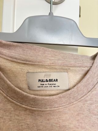 Sudadera Pull&Bear corta beige.