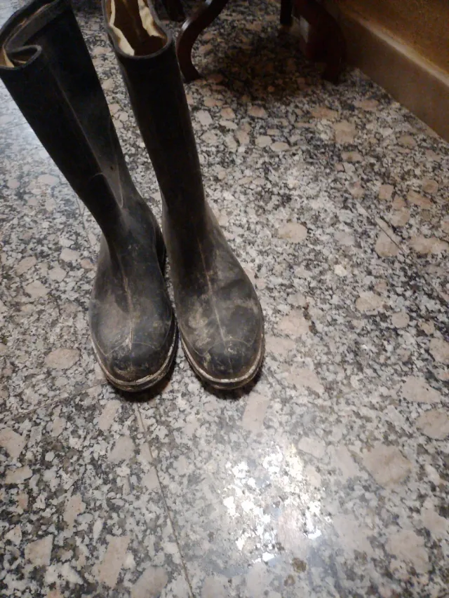 Botas de goma negras y marrones