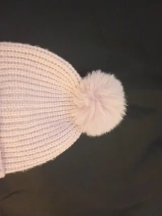 Gorro de lana con pompón y lentejuelas