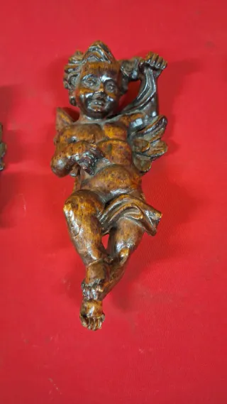 Taglias di legno di angeli