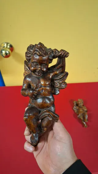 Taglias di legno di angeli