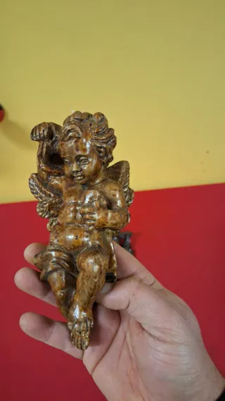 Taglias di legno di angeli