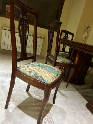 Mesa de comedor y 4 sillas