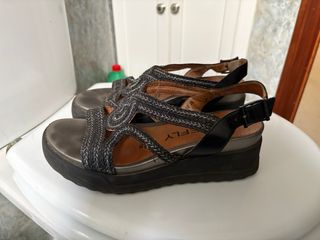 Sandalias Stonefly negras y plateadas