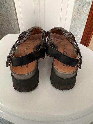 Sandalias Stonefly negras y plateadas