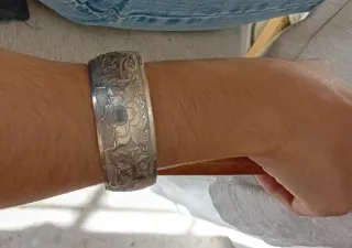 Pulsera bisuteria con diseño floral