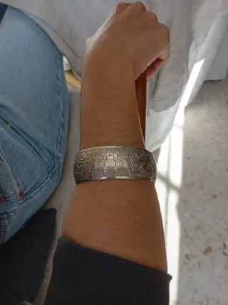 Pulsera bisuteria con diseño floral