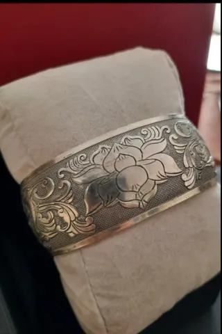 Pulsera bisuteria con diseño floral