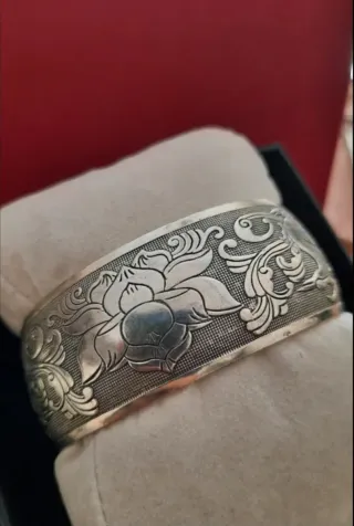 Pulsera bisuteria con diseño floral