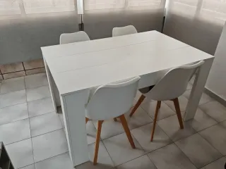 Mesa blanca con 4 sillas