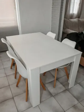 Mesa blanca con 4 sillas