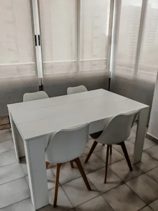 Mesa blanca con 4 sillas