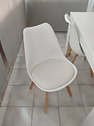 Mesa blanca con 4 sillas