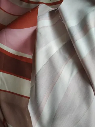 Tela grande con estampado de rayas