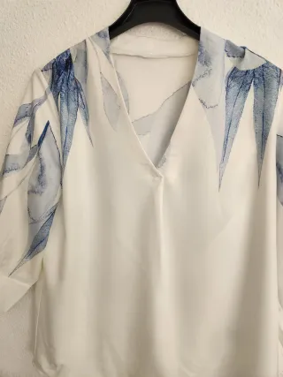 Blusa blanca con estampado de hojas azules