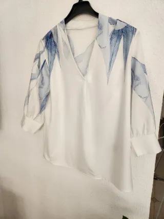 Blusa blanca con estampado de hojas azules