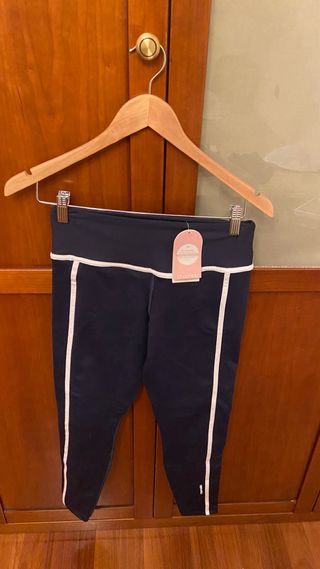 Leggings deportivos azules con detalles blancos