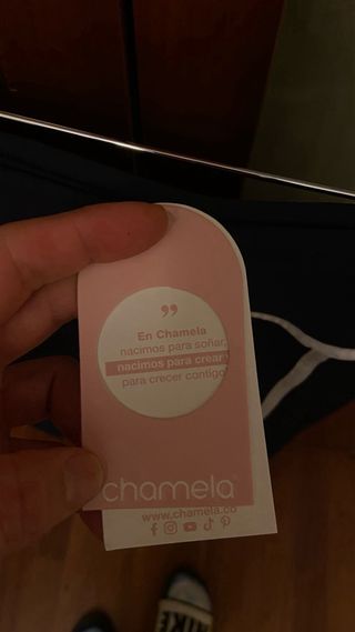 Leggings deportivos azules con detalles blancos