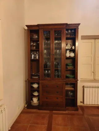 Alacena de comedor de madera y cristal. URGE VENTA