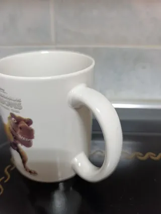 3 Tazas de porcelana, dos de ellas de dibujos