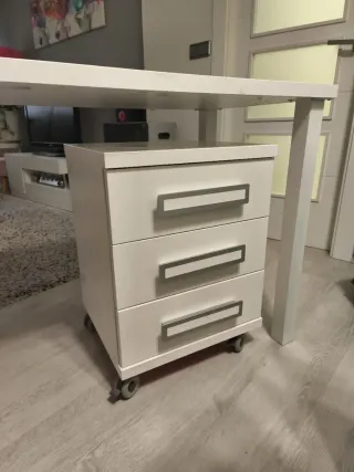 Scrivania bianca 1,35 x 0,54 m con cassettiera bianca