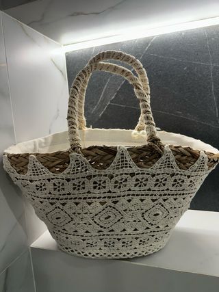 Bolso de playa de mimbre con encaje