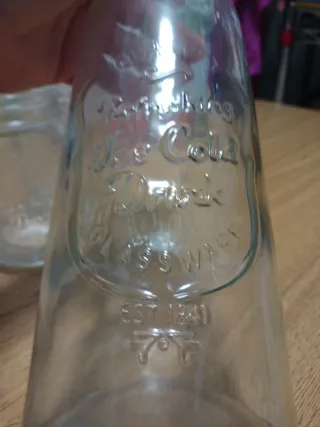 Jarra y 2 tazas de vidrio