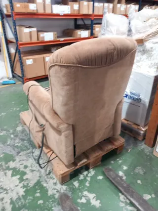 Sofá reclinable motorizado marrón