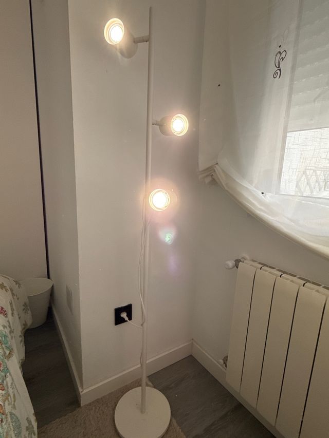 Lámpara de pie moderna blanca