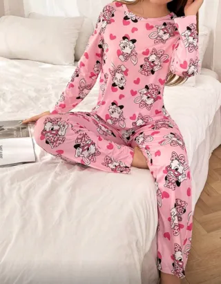 Pijama rosa con estampado de conejitos