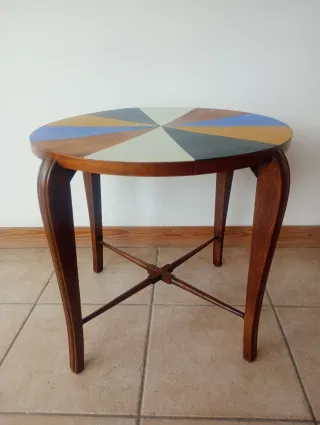 Tavolino rotondo in legno decorato