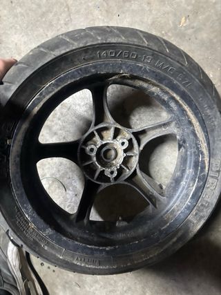 Rueda Trasera Yamaha Aerox Pirelli