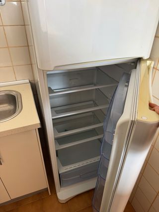 Frigorífico blanco con congelador