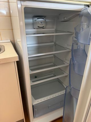 Frigorífico blanco con congelador