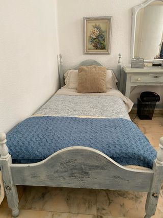 2 Camas de madera de 90 cm, tocador, espejo y cuad