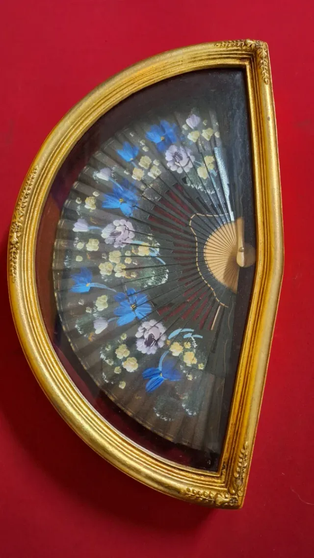 Abaniquera dorada con abanico pintado