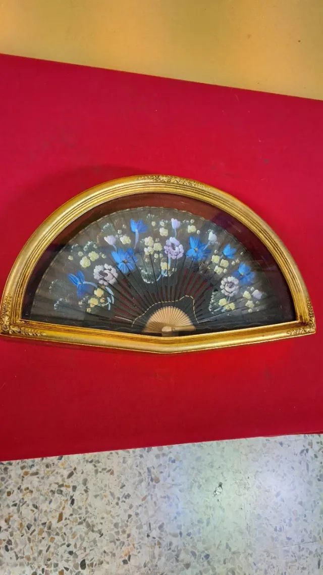 Abaniquera dorada con abanico pintado