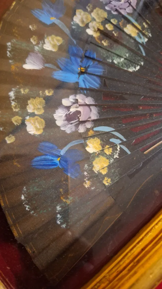 Abaniquera dorada con abanico pintado