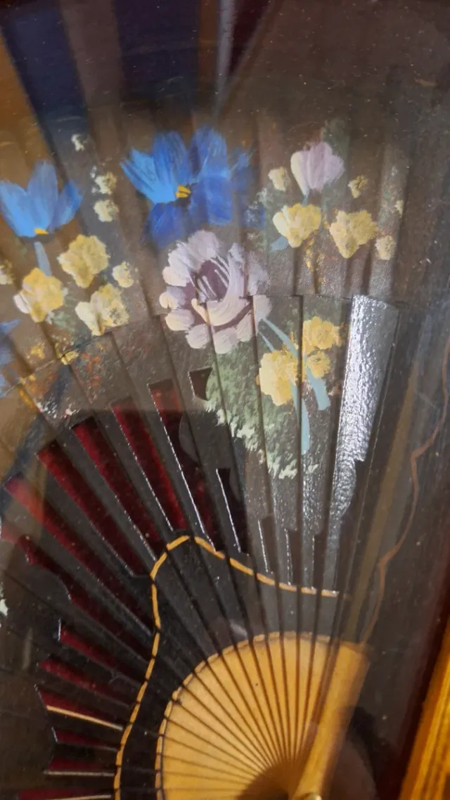 Abaniquera dorada con abanico pintado