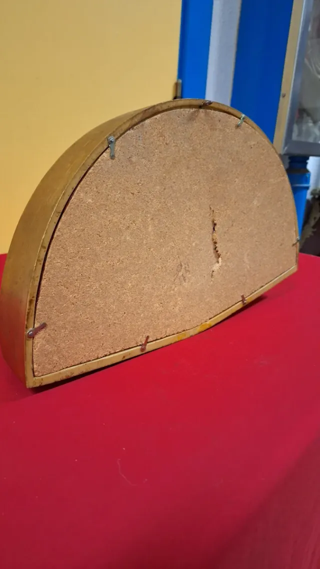 Abaniquera dorada con abanico pintado