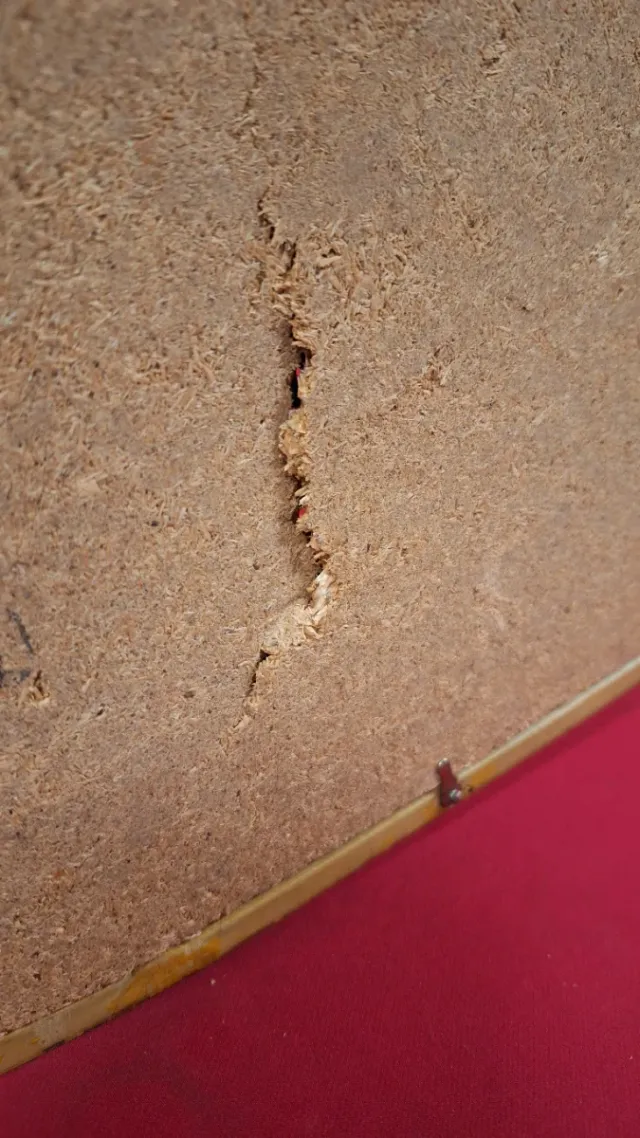 Abaniquera dorada con abanico pintado