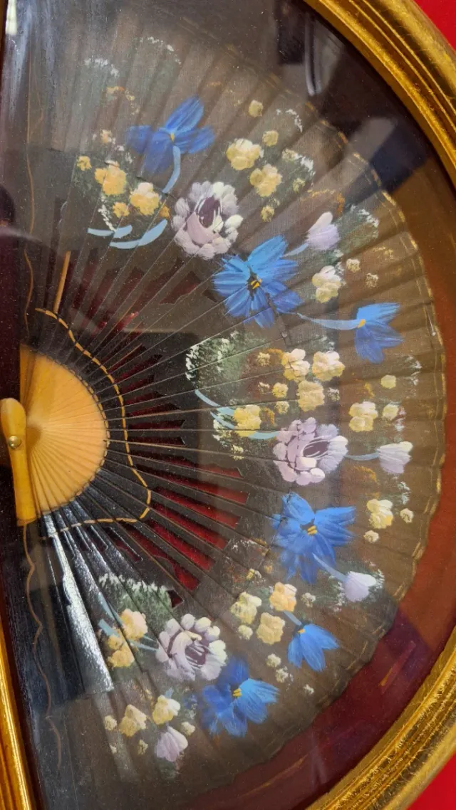 Abaniquera dorada con abanico pintado